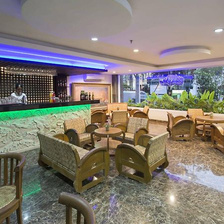 Grand Puri Saron Hotel Malioboro Yogyakarta Bagian luar foto