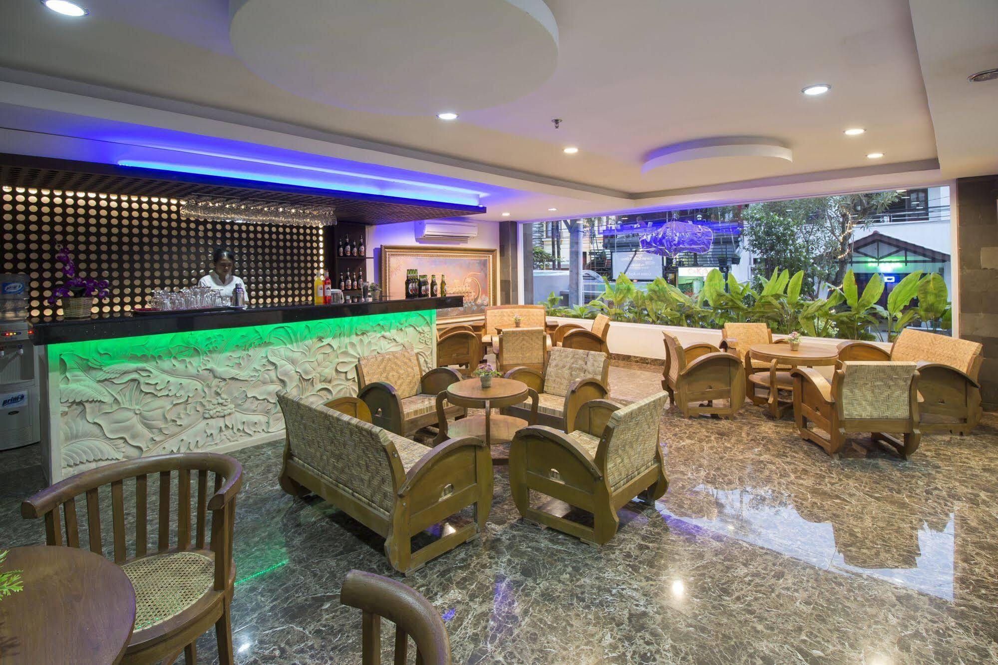 Grand Puri Saron Hotel Malioboro Yogyakarta Bagian luar foto