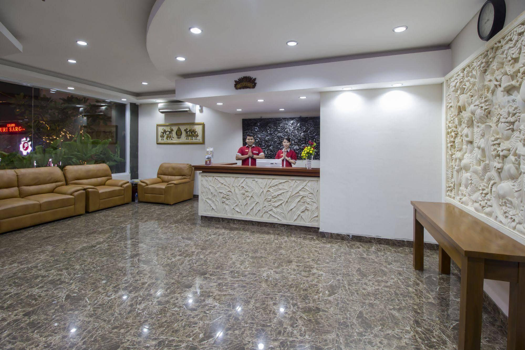 Grand Puri Saron Hotel Malioboro Yogyakarta Bagian luar foto