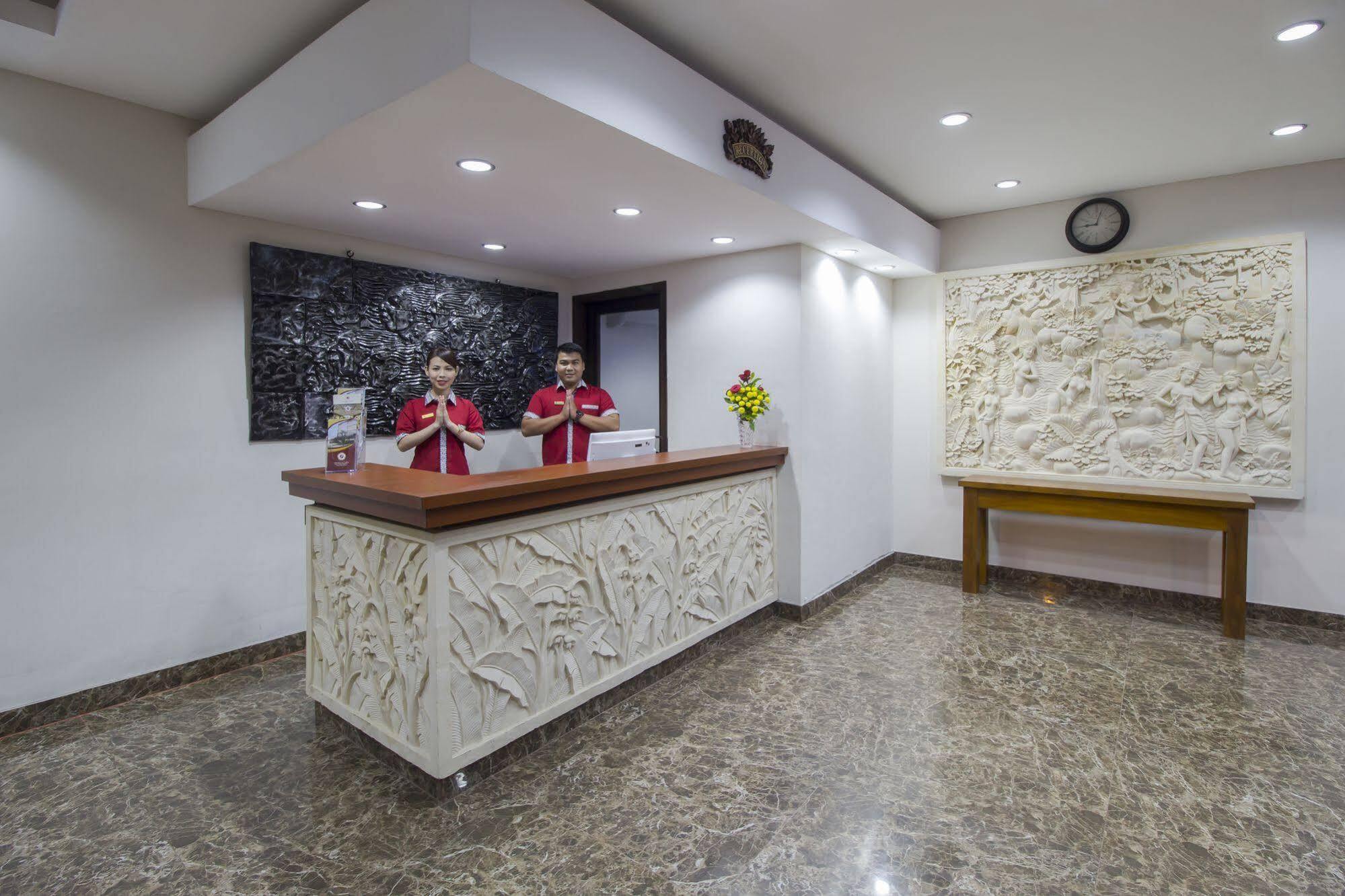 Grand Puri Saron Hotel Malioboro Yogyakarta Bagian luar foto