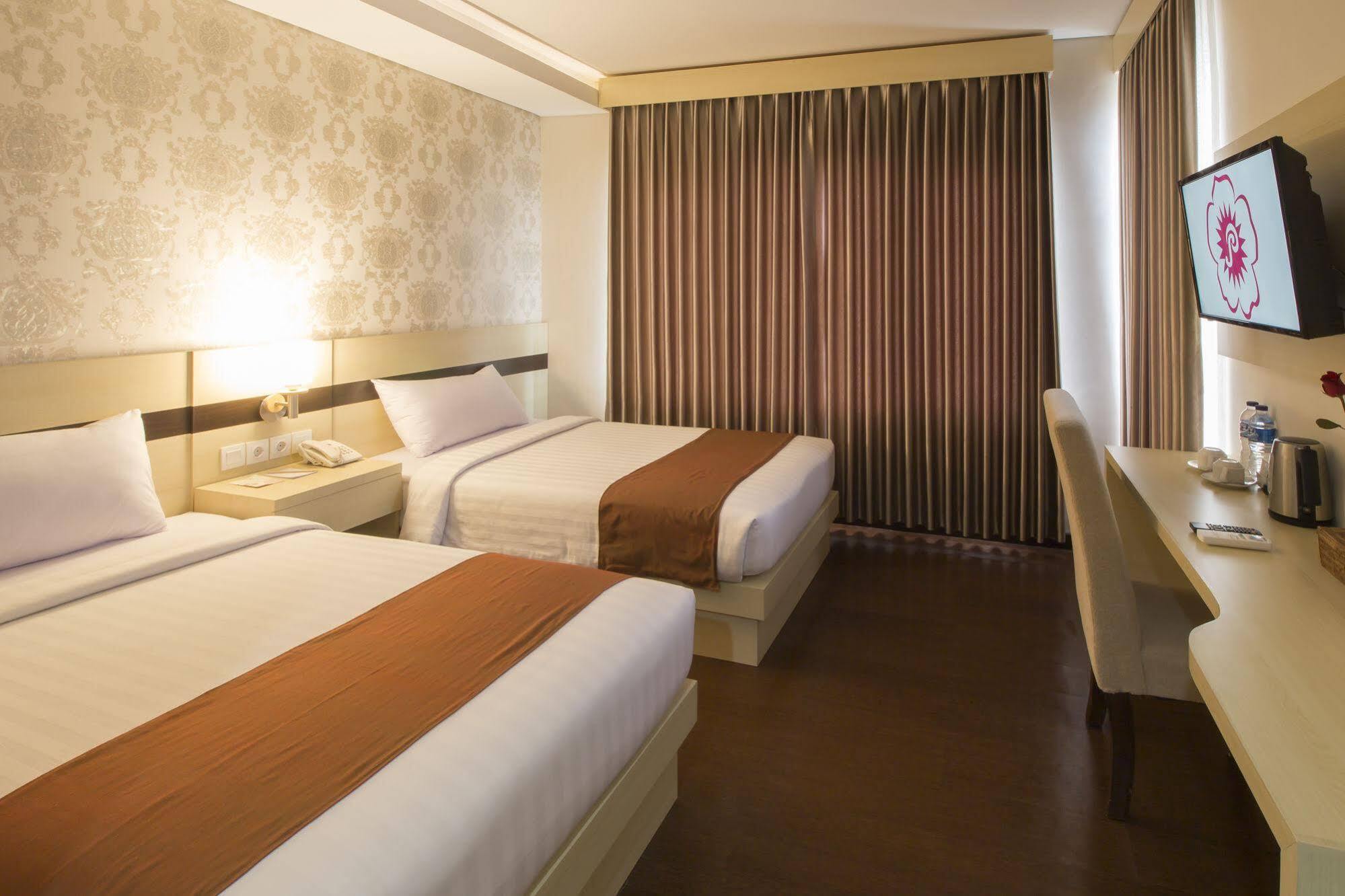 Grand Puri Saron Hotel Malioboro Yogyakarta Bagian luar foto