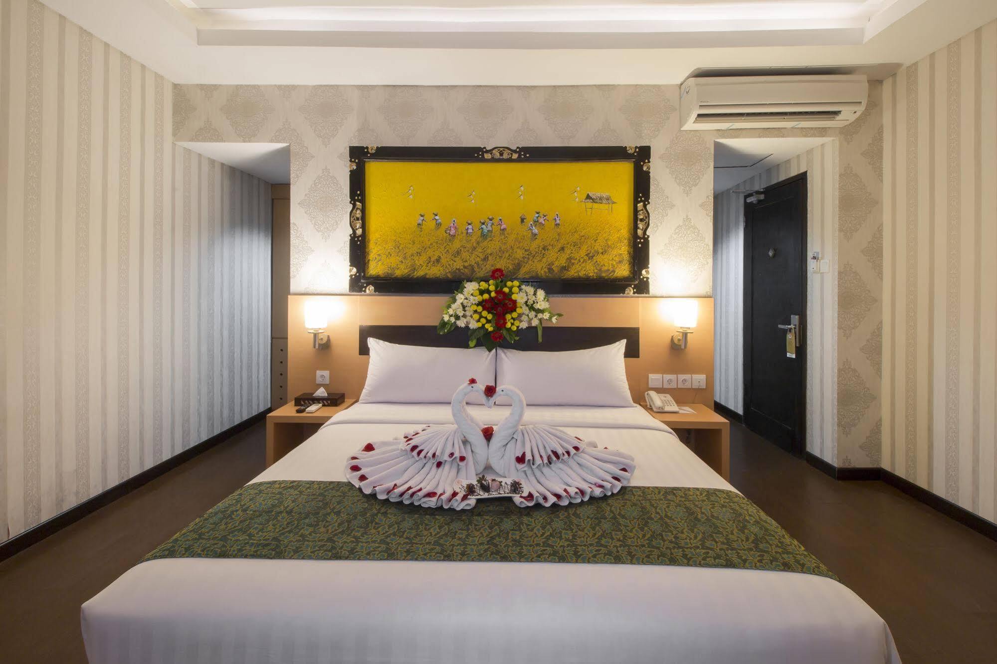 Grand Puri Saron Hotel Malioboro Yogyakarta Bagian luar foto