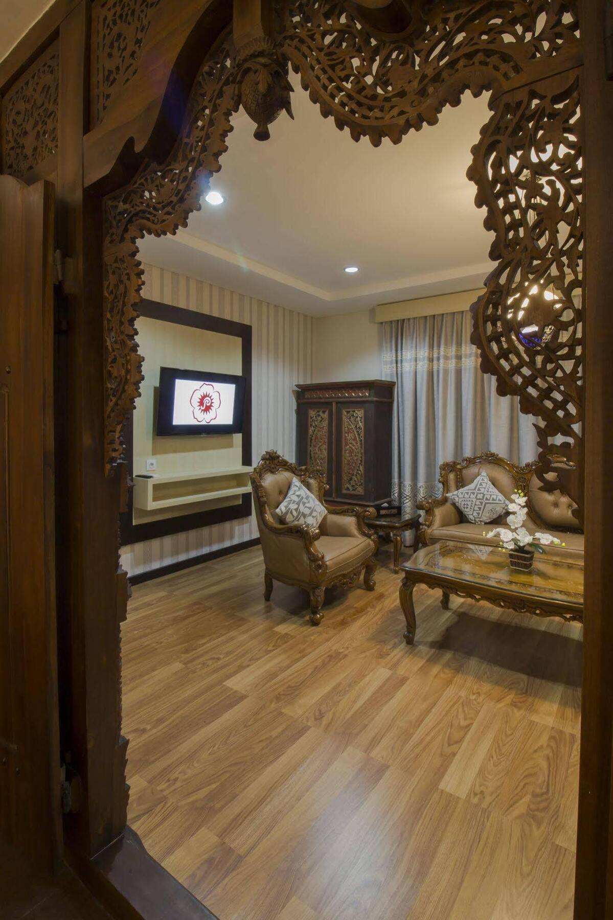 Grand Puri Saron Hotel Malioboro Yogyakarta Bagian luar foto