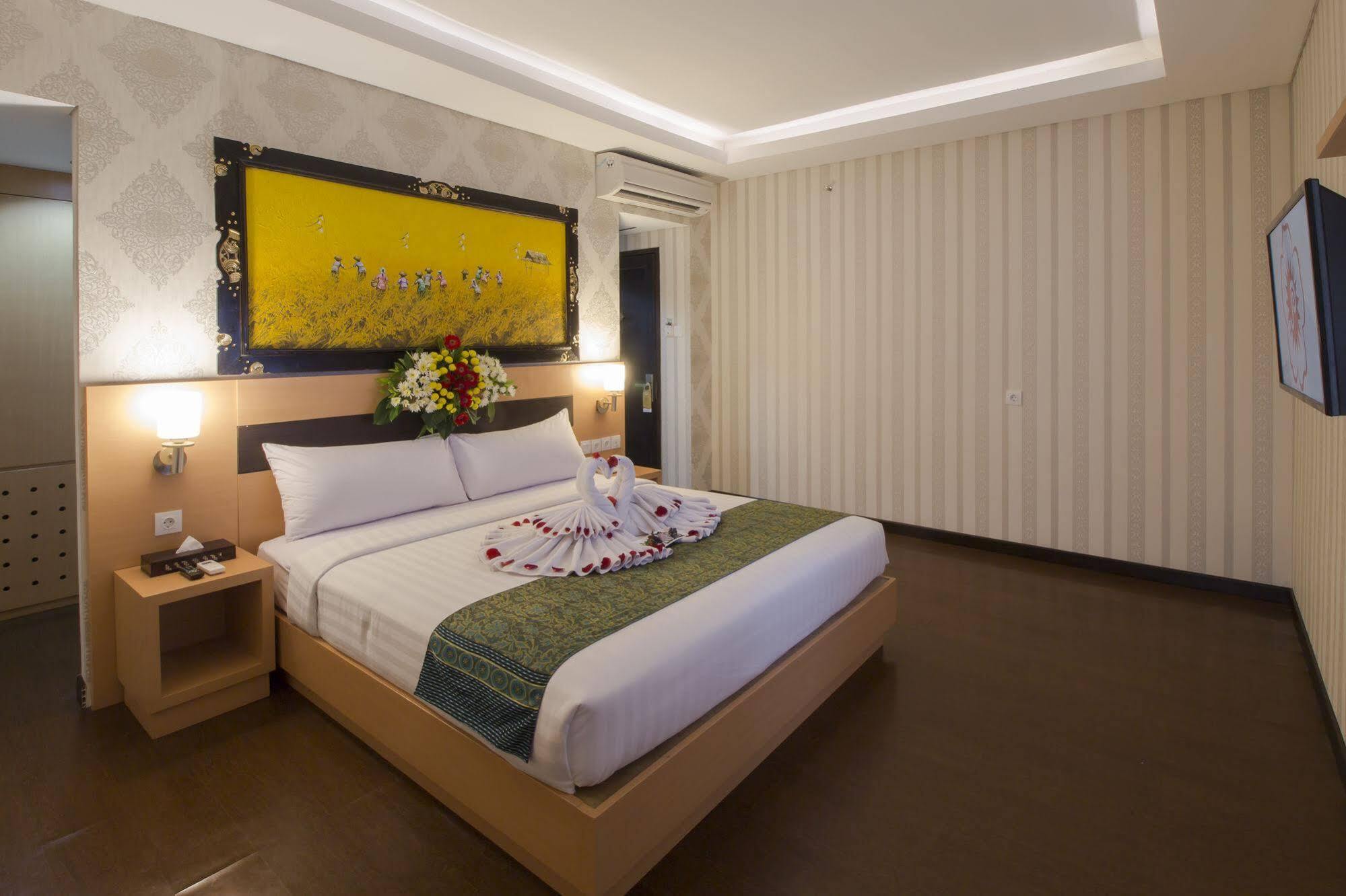 Grand Puri Saron Hotel Malioboro Yogyakarta Bagian luar foto