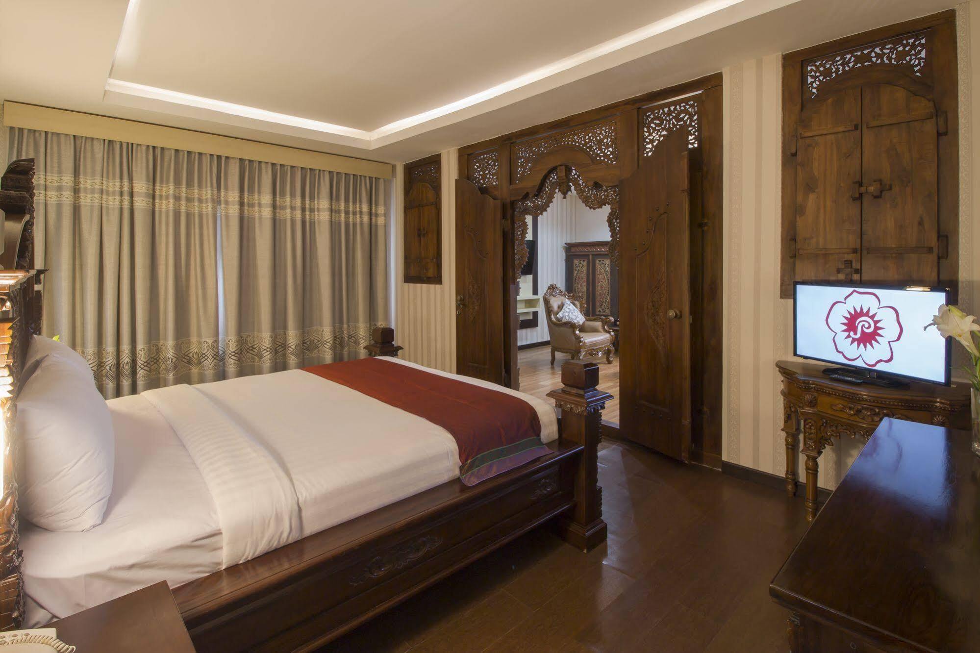 Grand Puri Saron Hotel Malioboro Yogyakarta Bagian luar foto