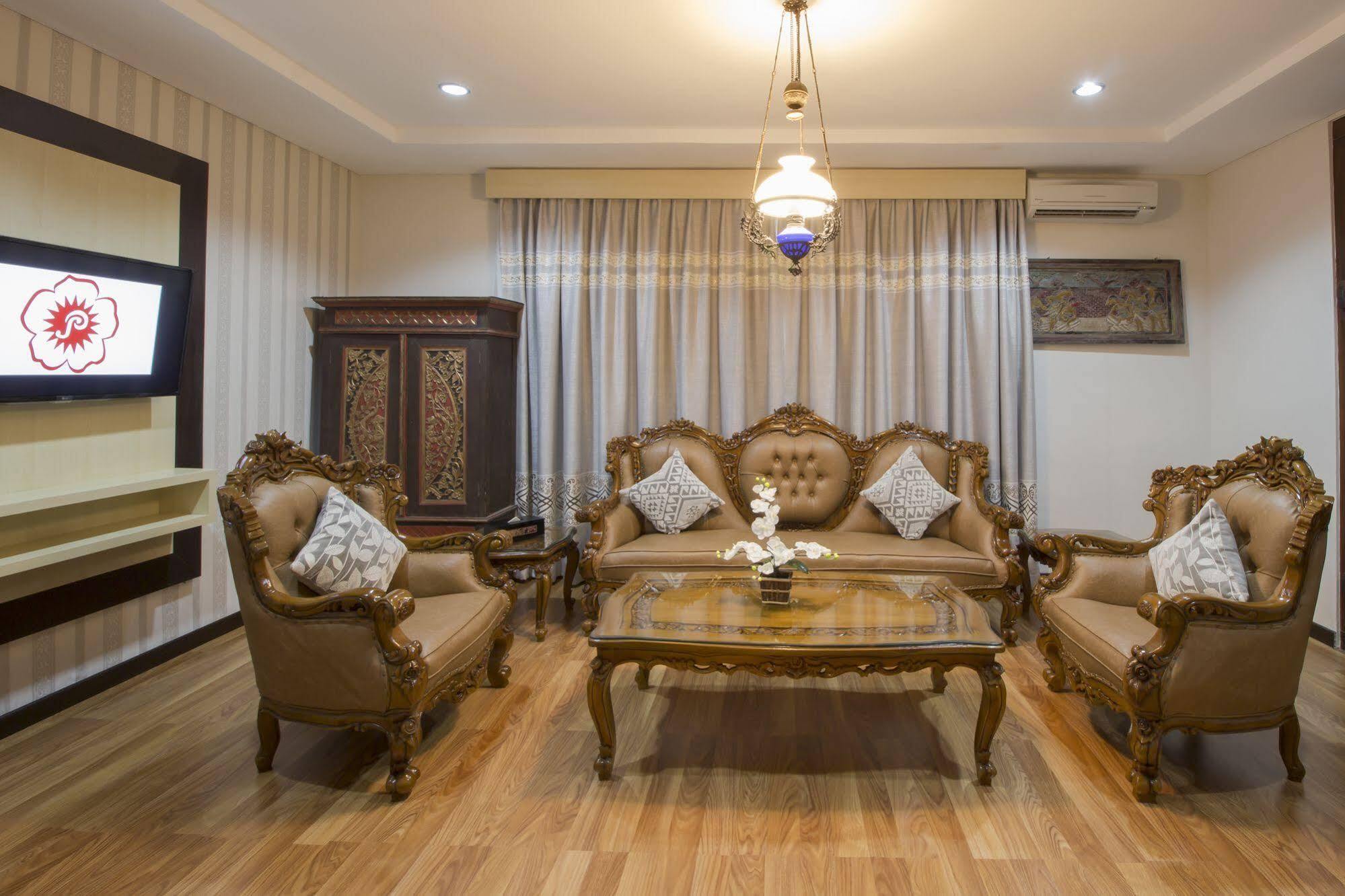 Grand Puri Saron Hotel Malioboro Yogyakarta Bagian luar foto