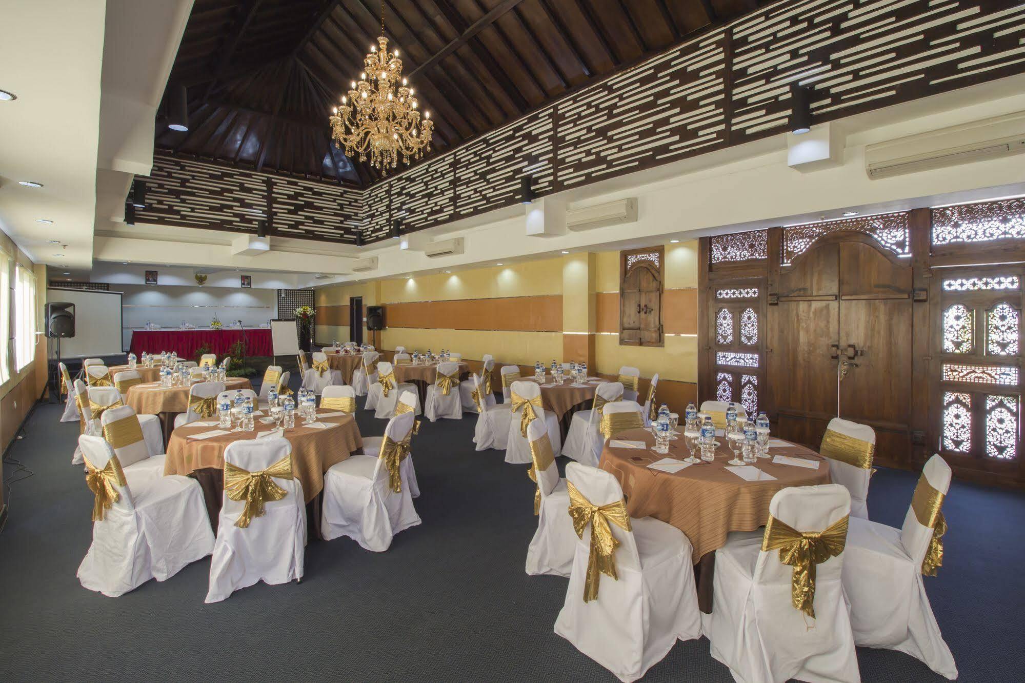 Grand Puri Saron Hotel Malioboro Yogyakarta Bagian luar foto