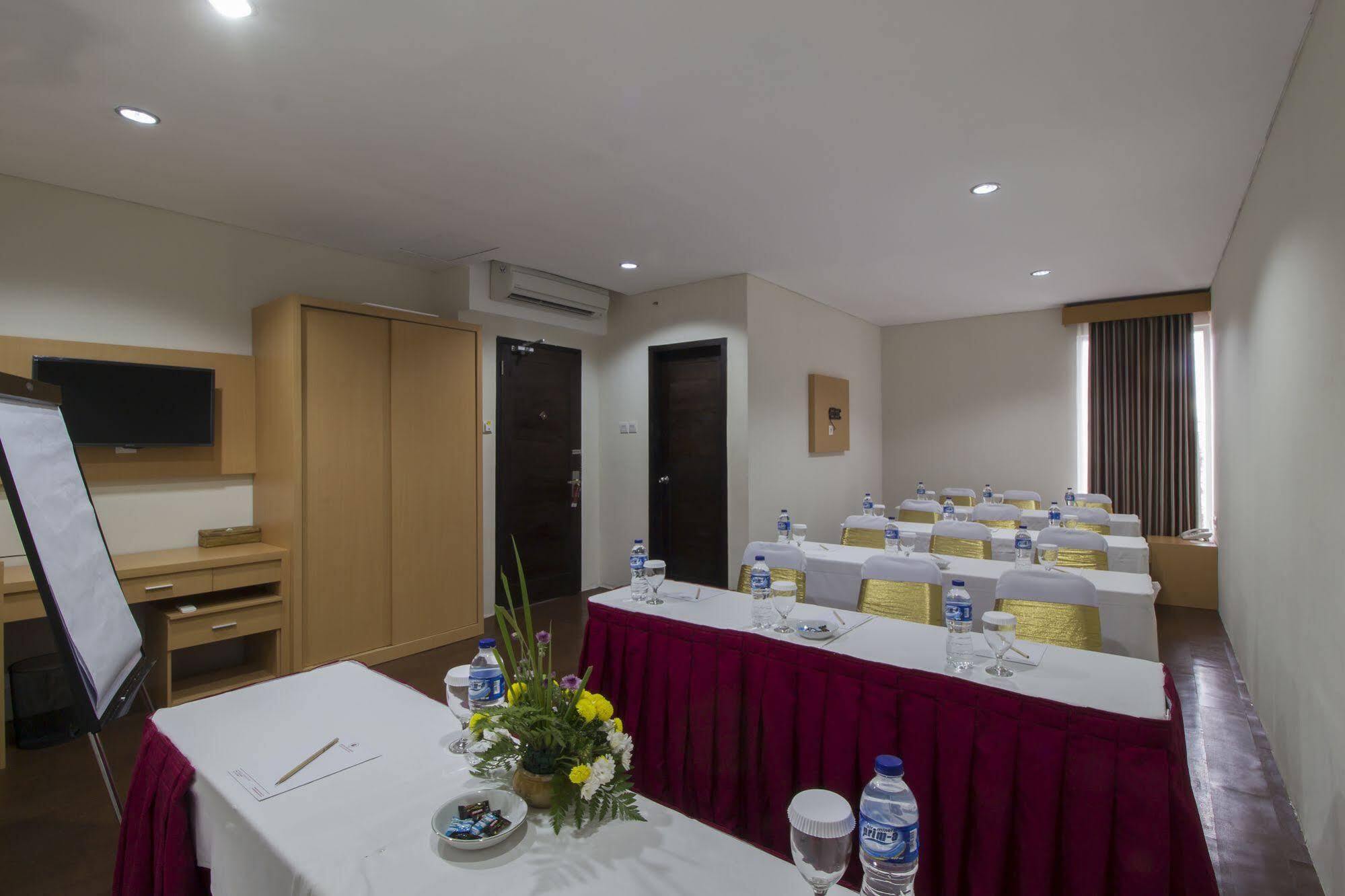 Grand Puri Saron Hotel Malioboro Yogyakarta Bagian luar foto